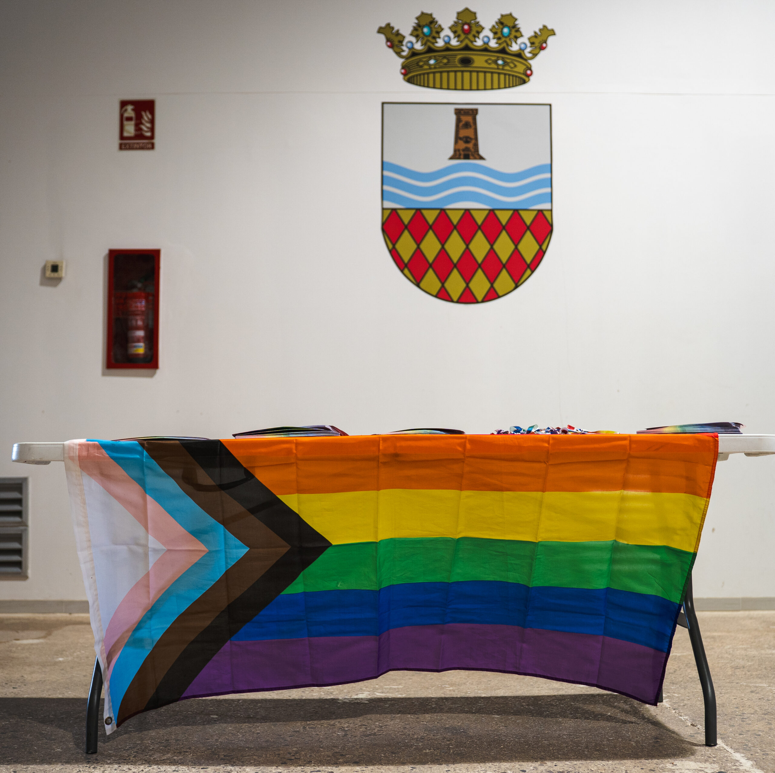 MONCOFA ORGULL taula banderes i escut